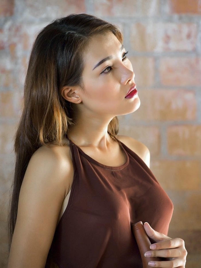 người đẹp áo yếm chụp ảnh nghệ thuật ánh nắng