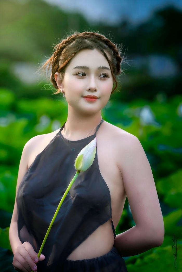 người đẹp mặc áo yếm phối phụ kiện truyền thống