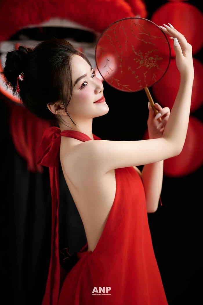 người mẫu mặc áo yếm đỏ chụp studio