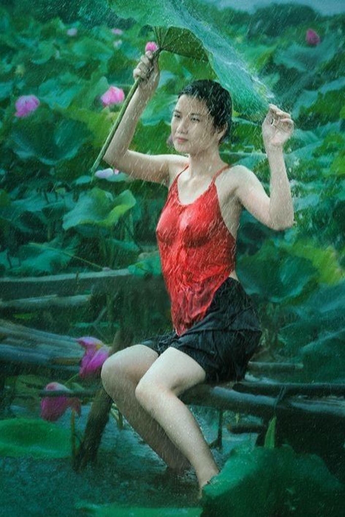 người mẫu mặc áo yếm lụa đỏ nổi bật