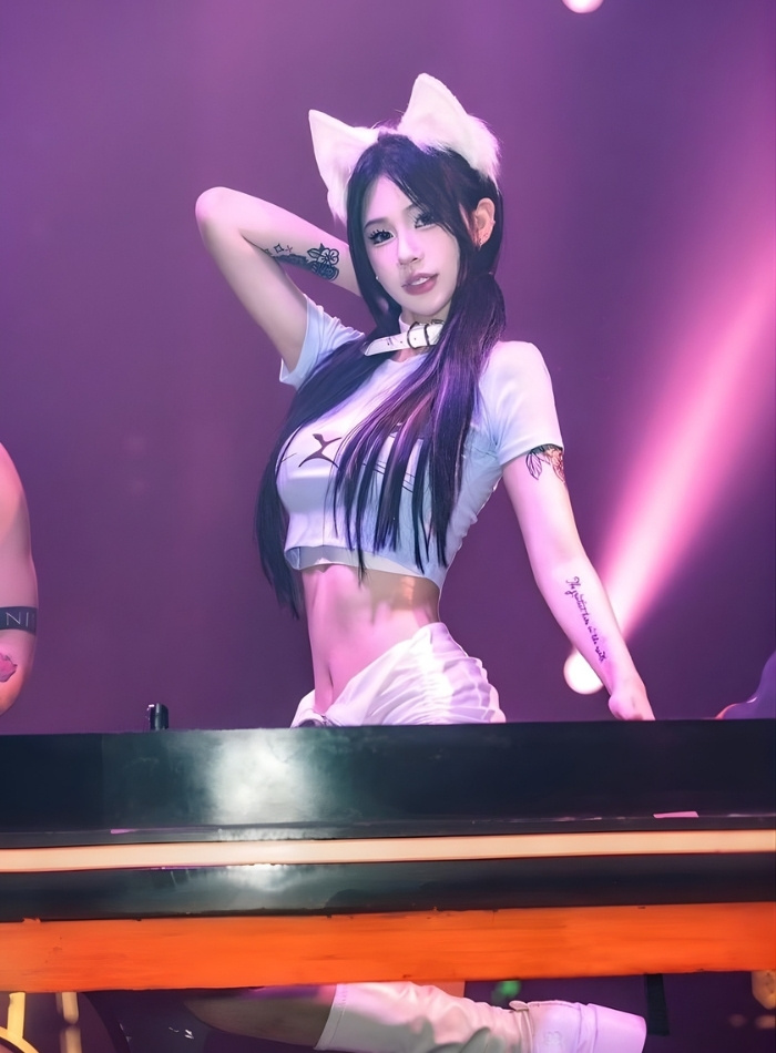 nữ DJ biểu diễn ánh đèn neon rực rỡ