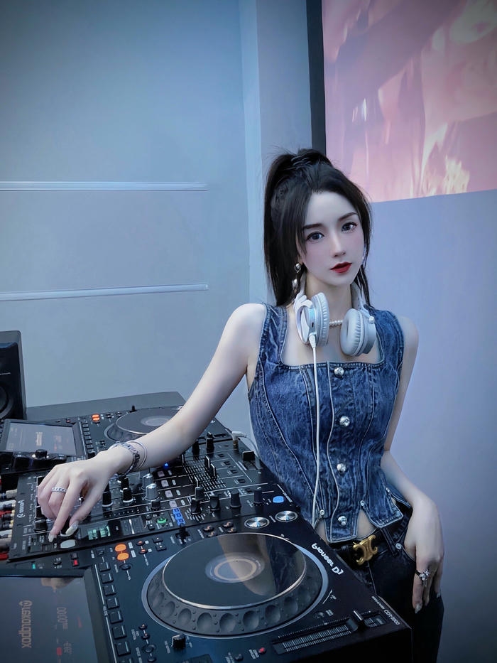 nữ DJ chơi nhạc techno trong club
