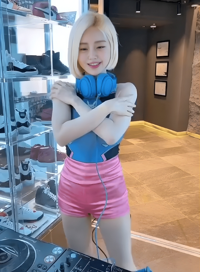 nữ DJ mặc đồ body ôm sát biểu diễn