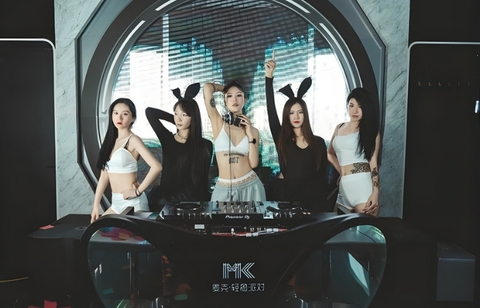 nữ DJ mặc đồ da cá tính trên sân khấu