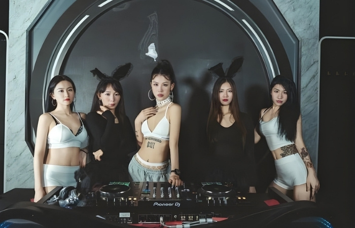 nữ DJ mặc quần short ngắn biểu diễn
