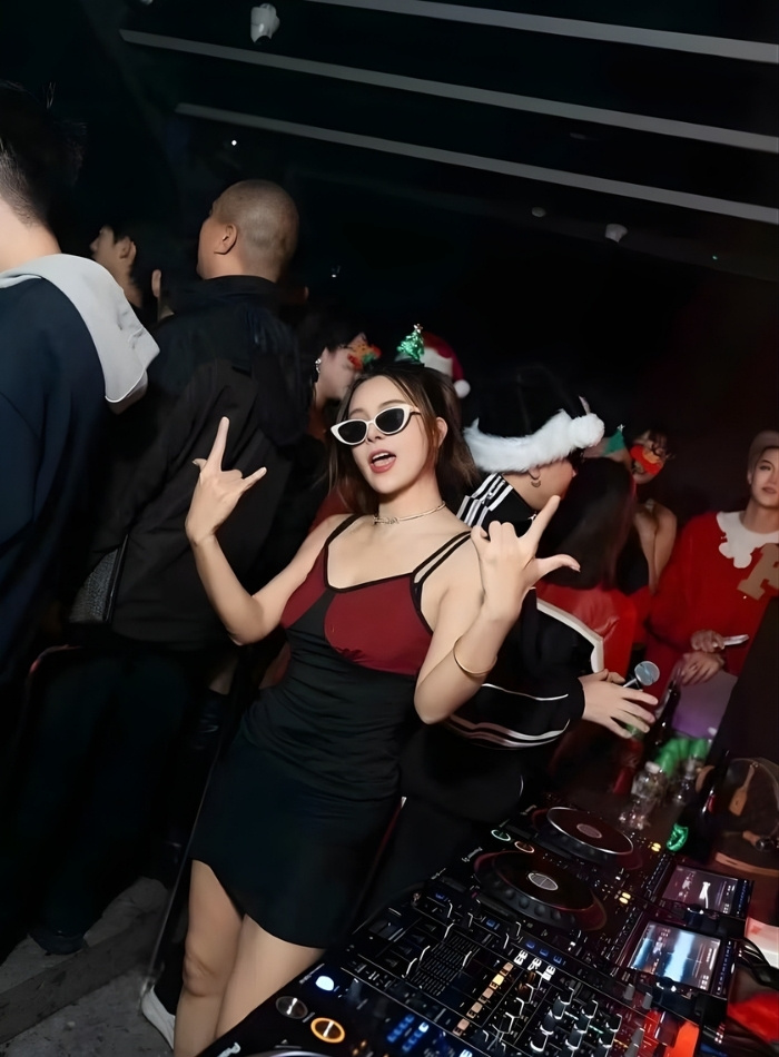 nữ DJ mặc váy ngắn chơi nhạc EDM