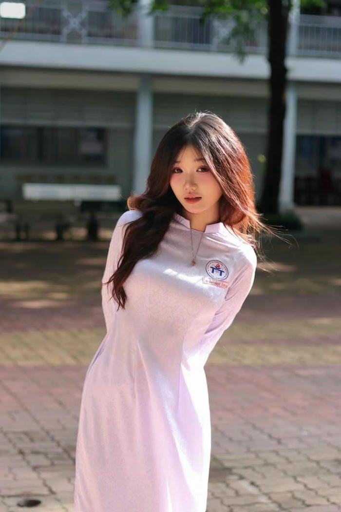 nữ sinh áo dài nhìn xa