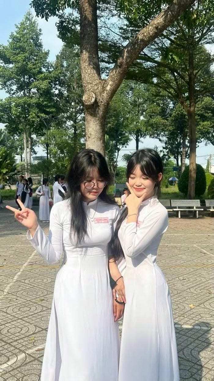 nữ sinh áo dài thướt tha