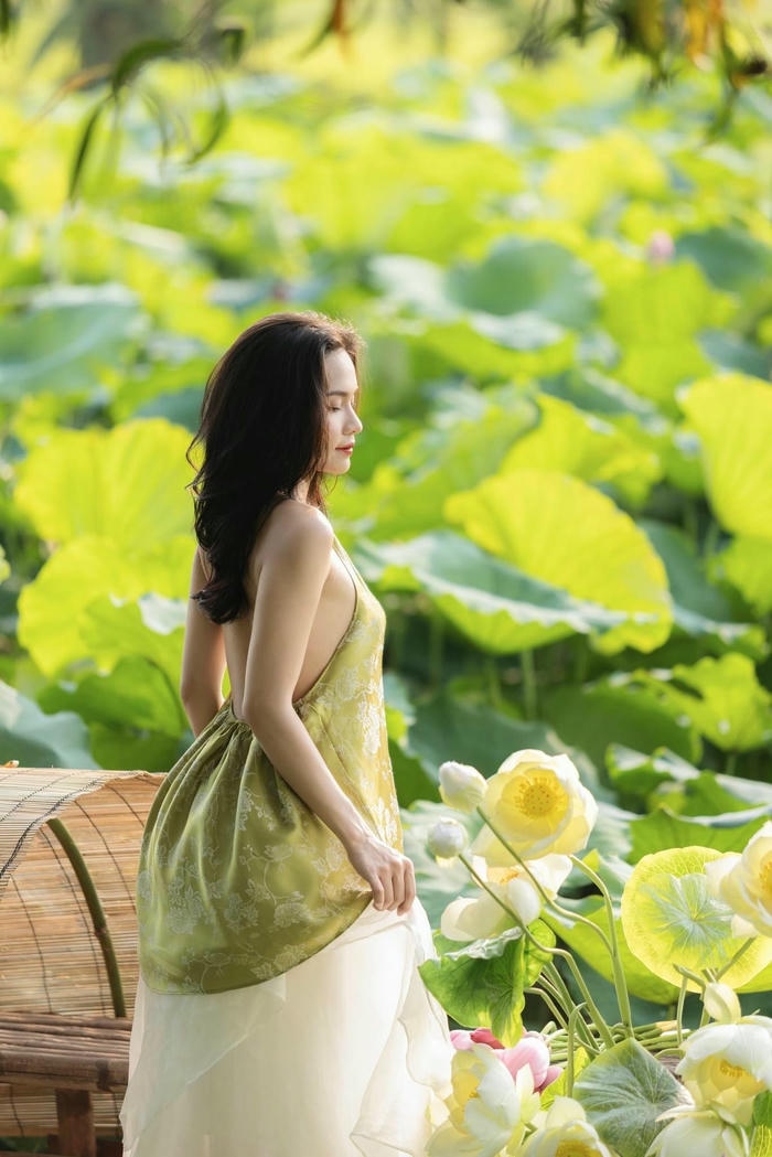 thiếu nữ mặc áo yếm bên hồ sen