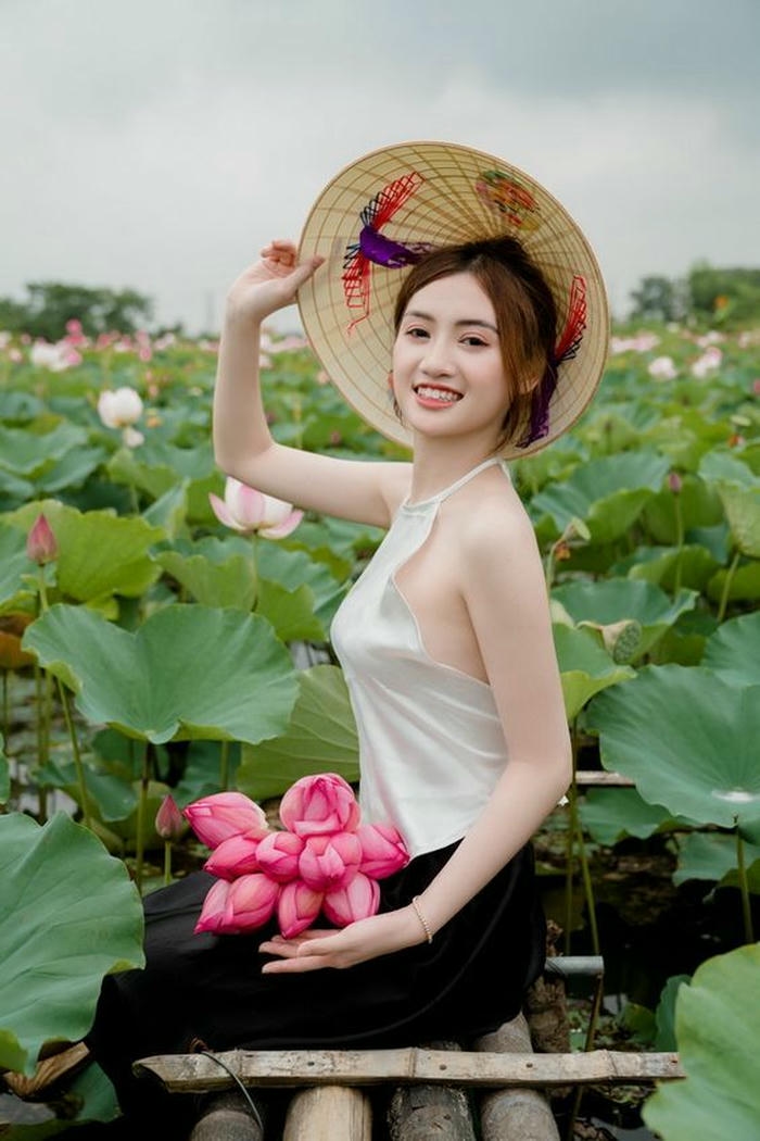 thiếu nữ mặc áo yếm khoe bờ vai mềm mại