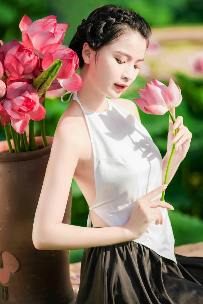 thiếu nữ mặc áo yếm khoe vai thon