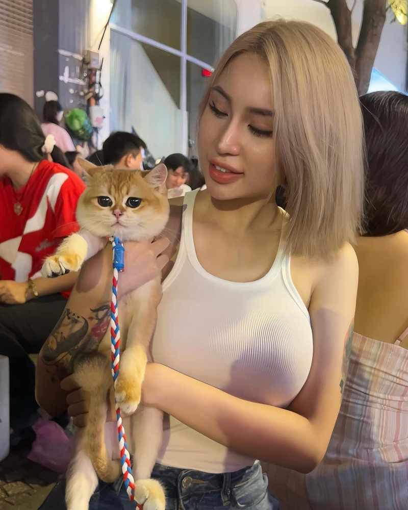 Ảnh Chibi 1311 mặc bodysuit lưới dính sát