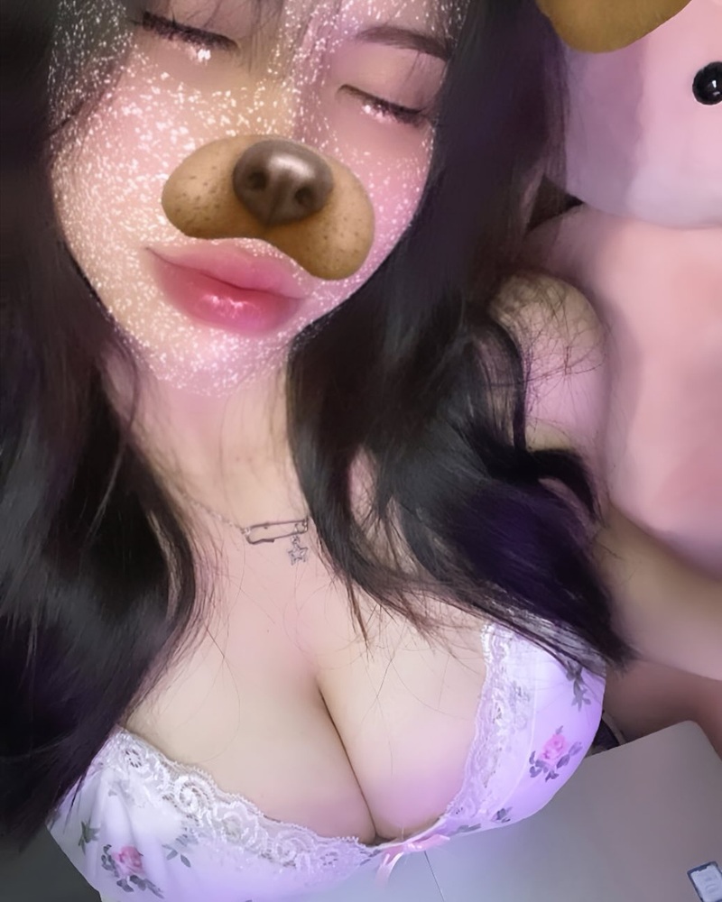 Lồn ướt át Kim Yến Thor thèm cặc cứng