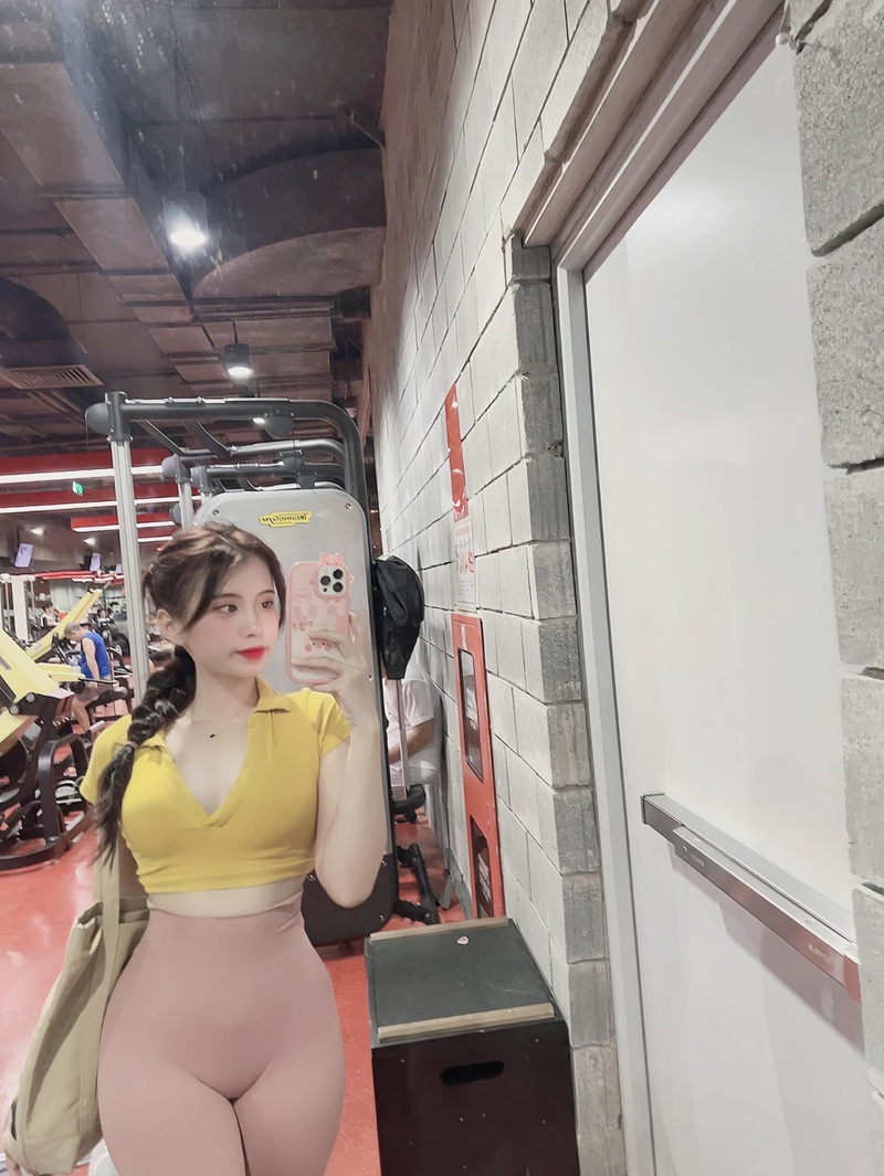 Dâm phụ chuyên địt Trương Khả Di