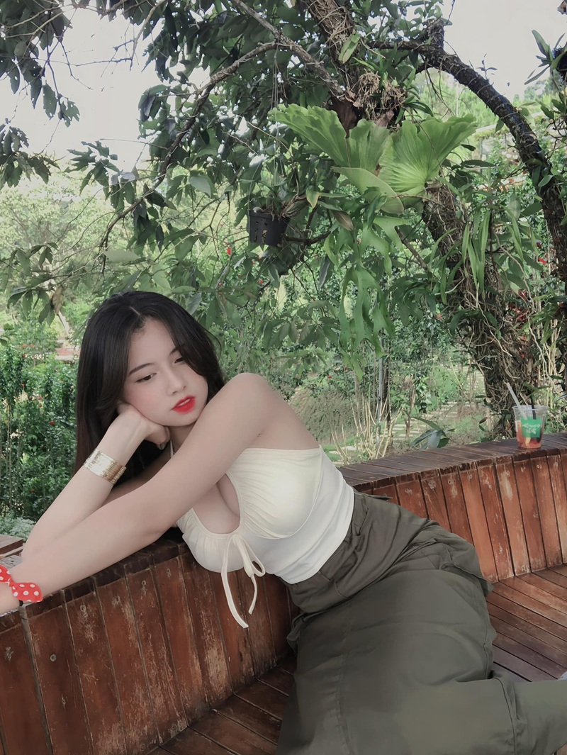 Vú trần lắc mạnh của Khả Di