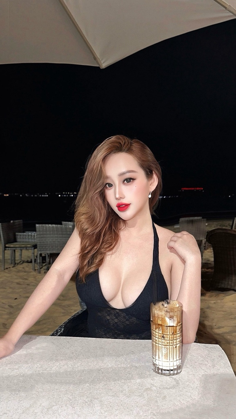 Uyên Betty cosplay nhân vật game nóng bỏng