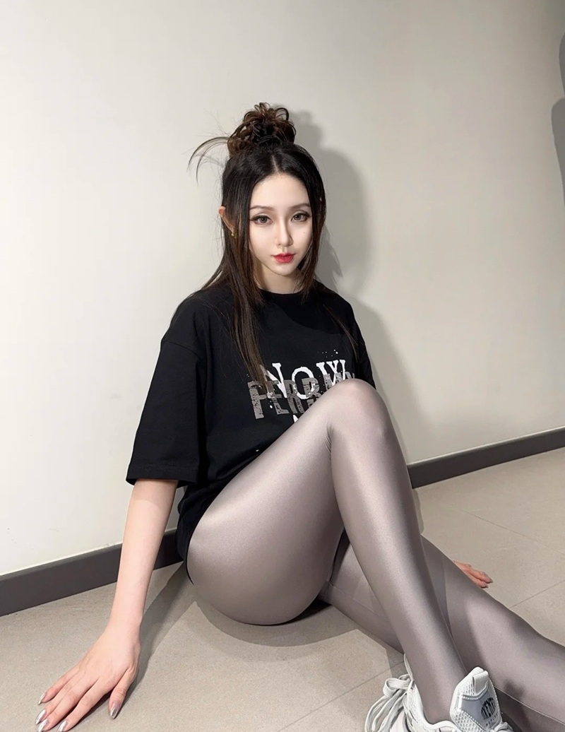 Gái xinh legging đen khoe mông cong căng mọng