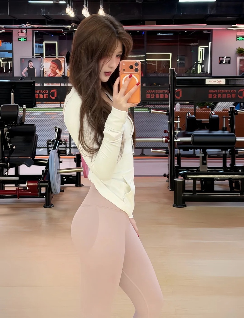 Gái xinh legging đen nâng mông siêu sexy