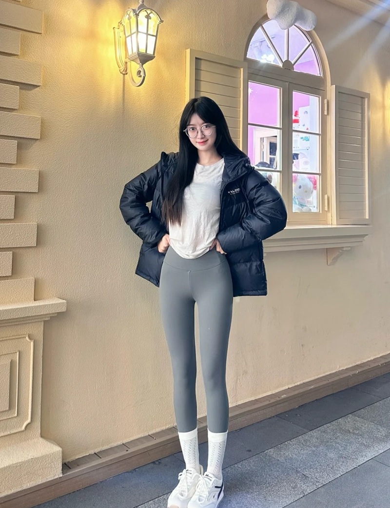 Hot girl legging xám khoe mông cong vút gợi tình