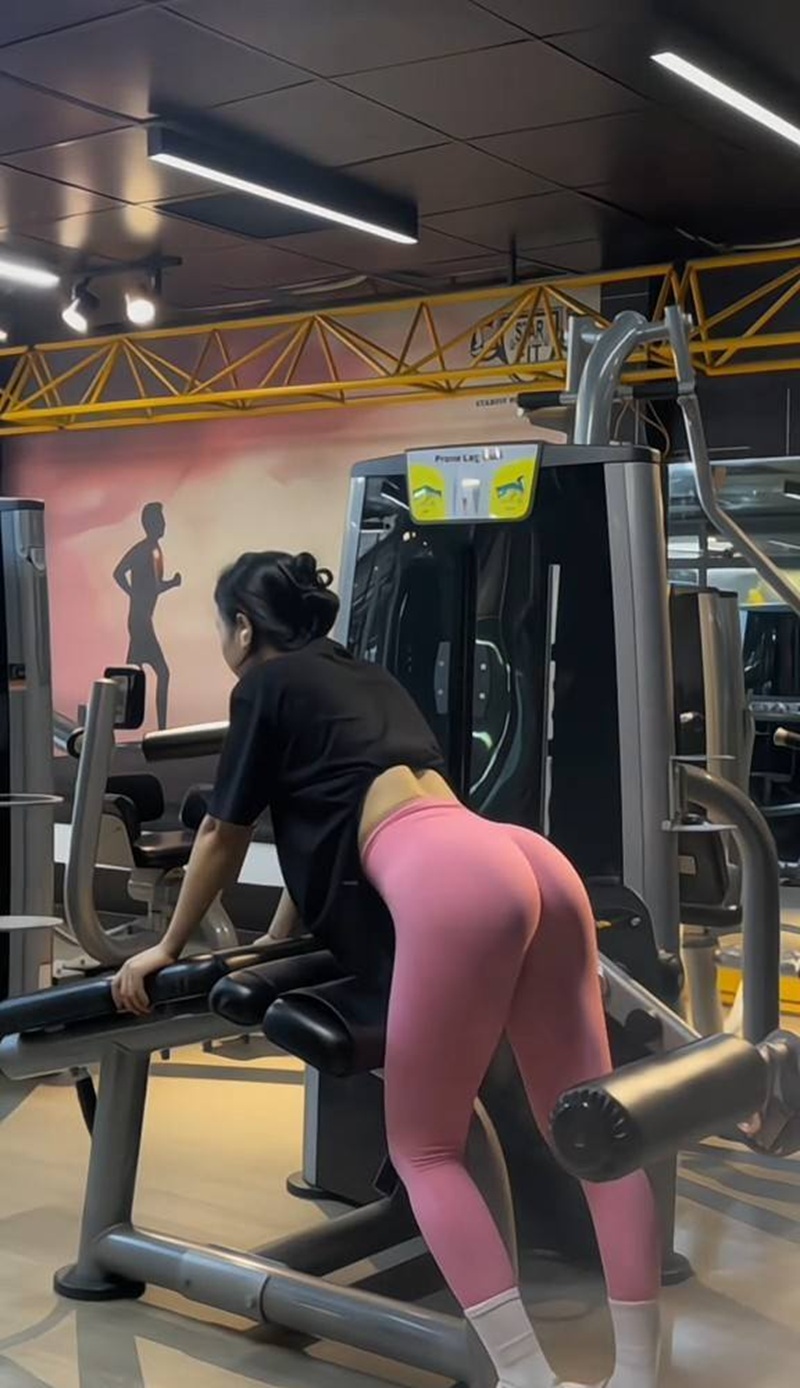 Mông legging bó sát lộ rõ đường cong sexy của hot girl
