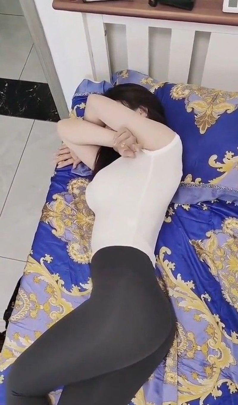 Legging bó sát trên cặp mông cong vút của gái xinh