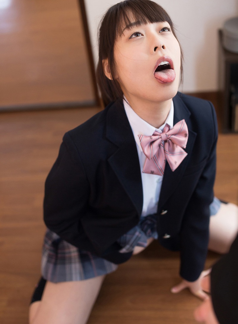 Nàng thơ lè lưỡi siêu ngọt ngào