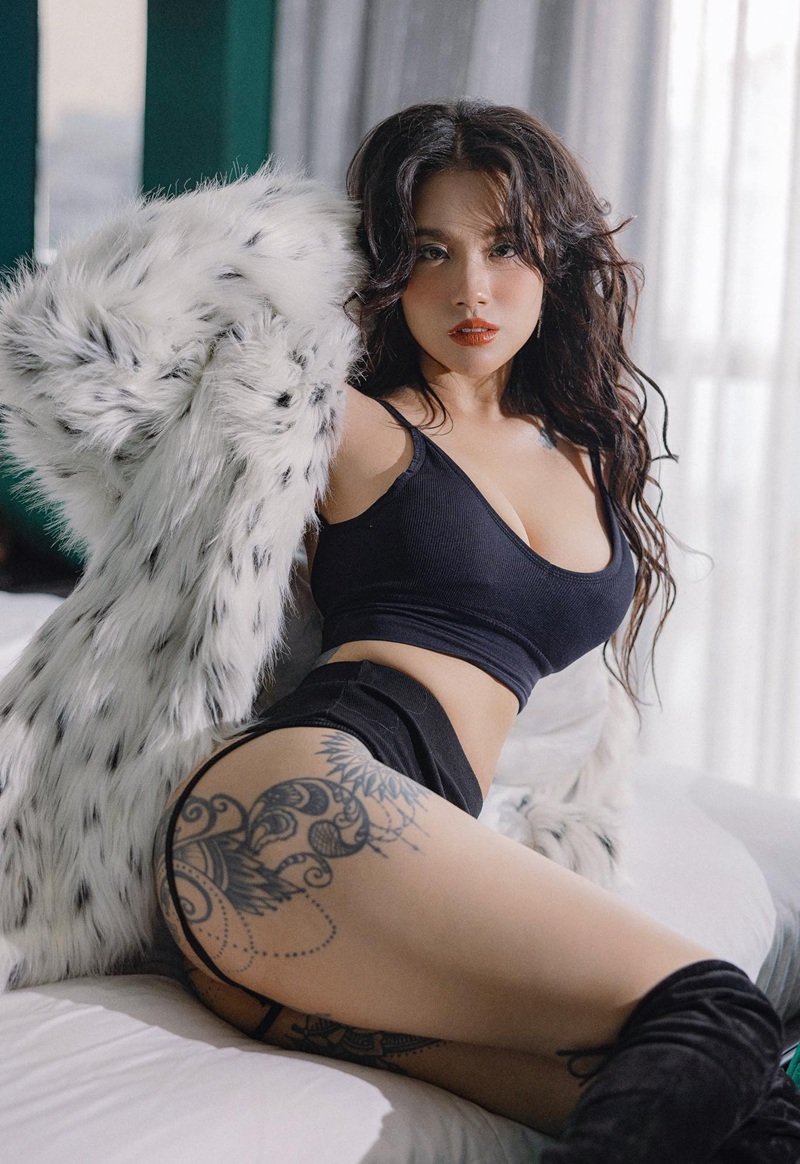 ảnh Linh Miu mặc đồ đen khoe hình xăm