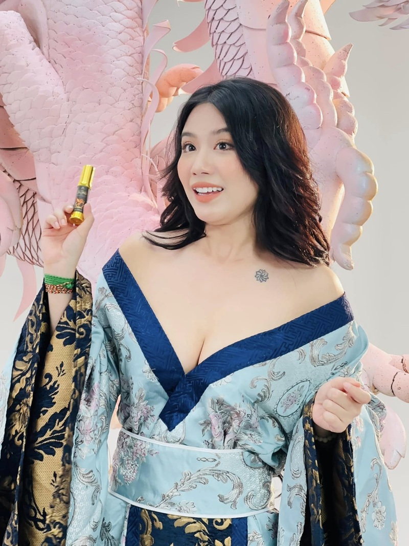 Linh Miu tạo dáng vui vẻ với outfit màu xanh