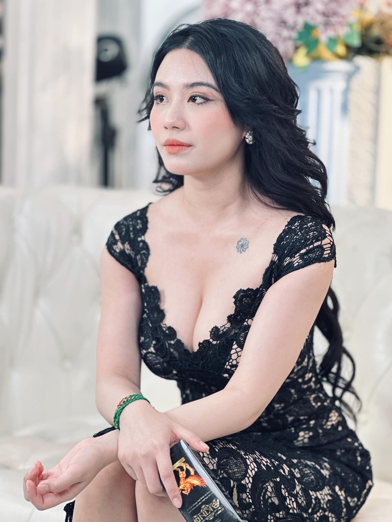 Linh Miu chân dung váy đen ánh sáng nhẹ