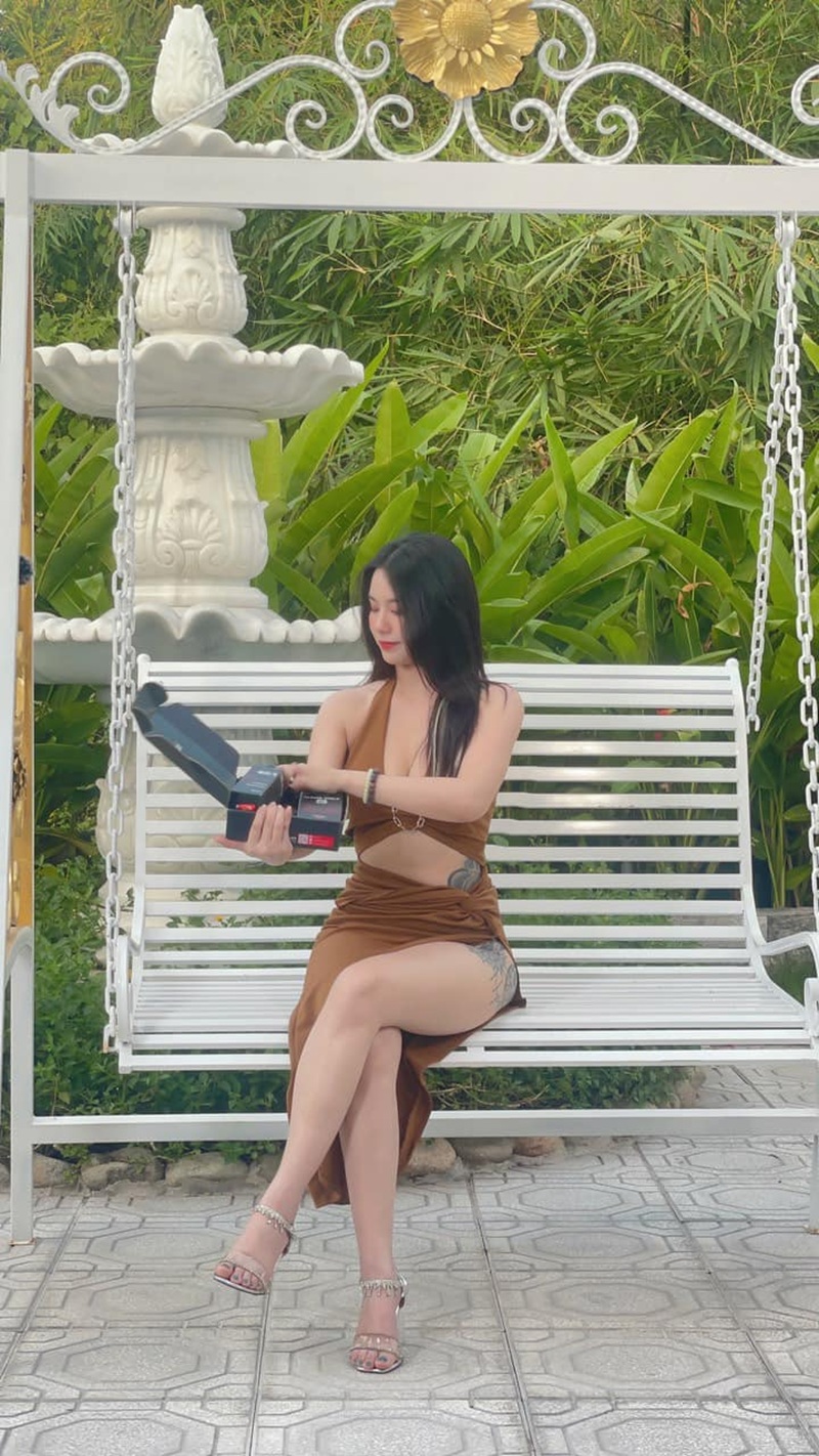 ảnh Linh Miu ngồi ghế ngoài trời thư giãn