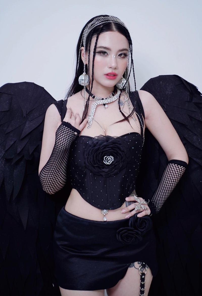 ảnh Linh Miu mặc corset đen phong cách cá tính