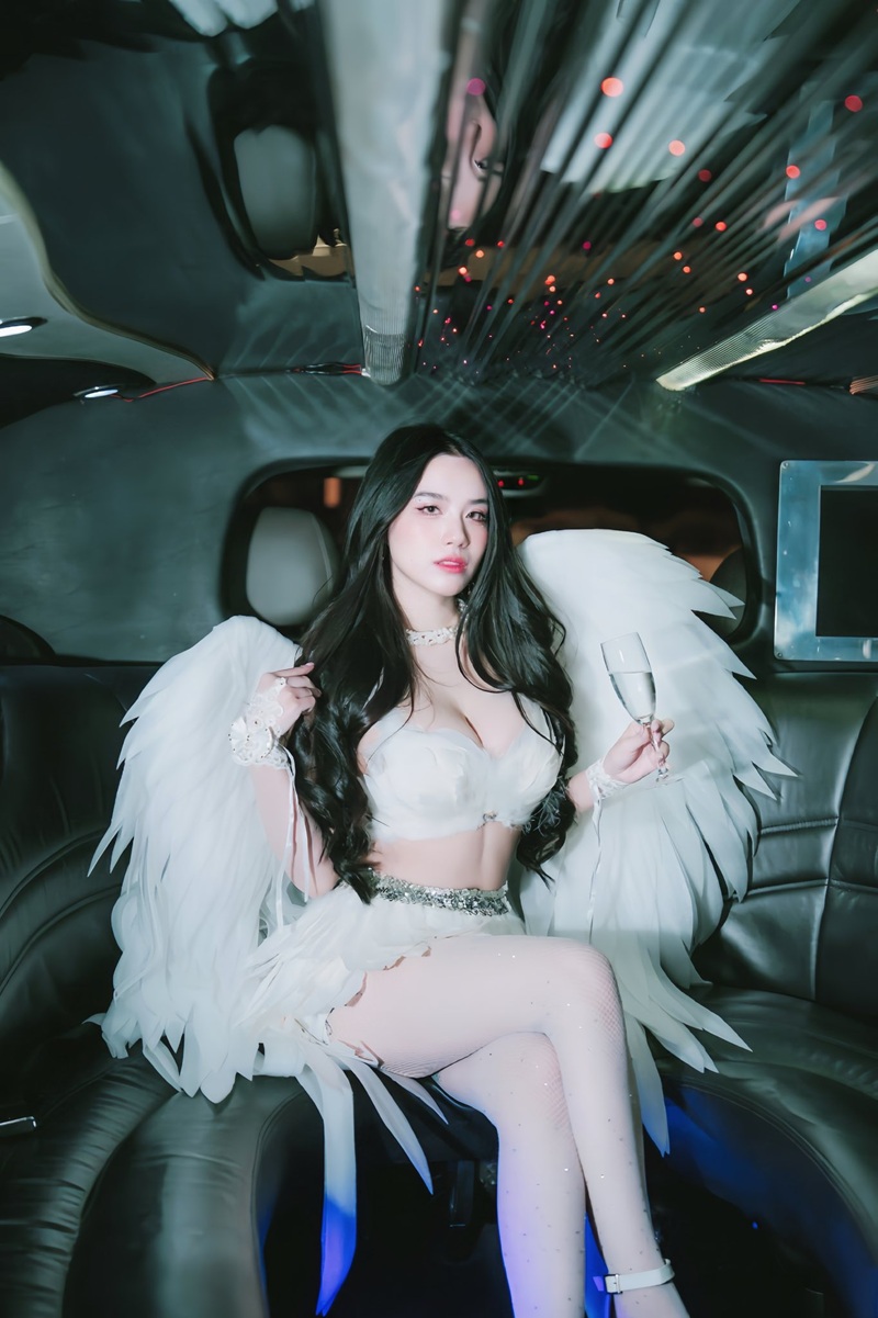 ảnh Linh Miu outfit trắng với đôi cánh thiên thần