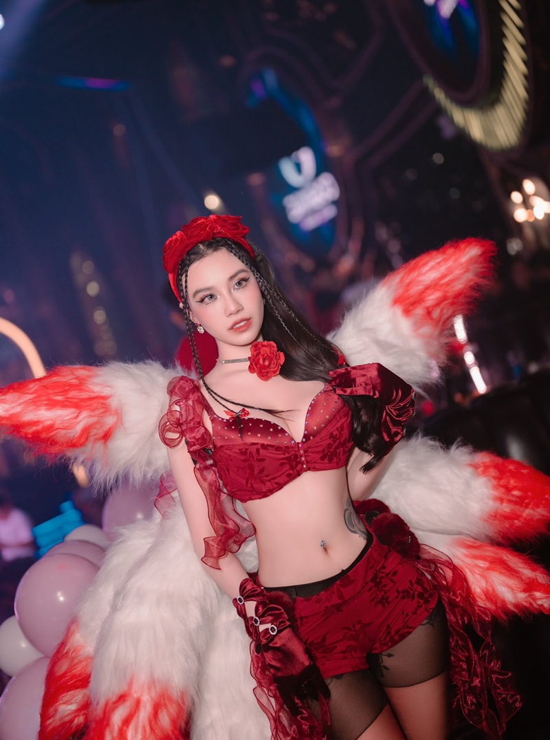 Linh Miu mặc đồ đỏ với hiệu ứng cánh nổi bật