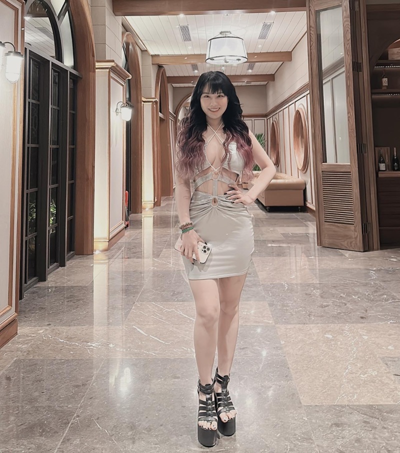 ảnh Linh Miu mặc váy ngắn đi trong hành lang