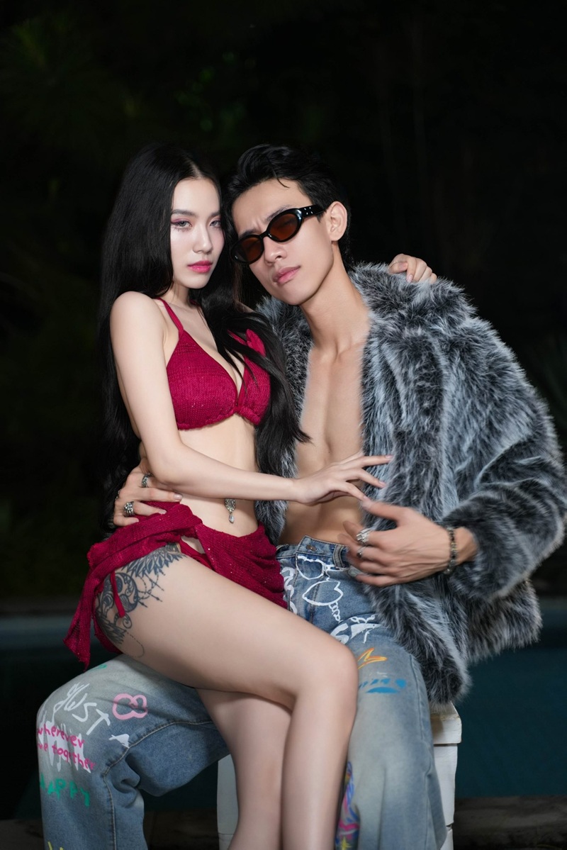 Linh Miu chụp cùng bạn trong outfit đỏ quyến rũ