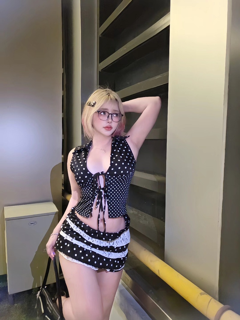 Phạm Minh Châu Mimichan pose sexy trên giường