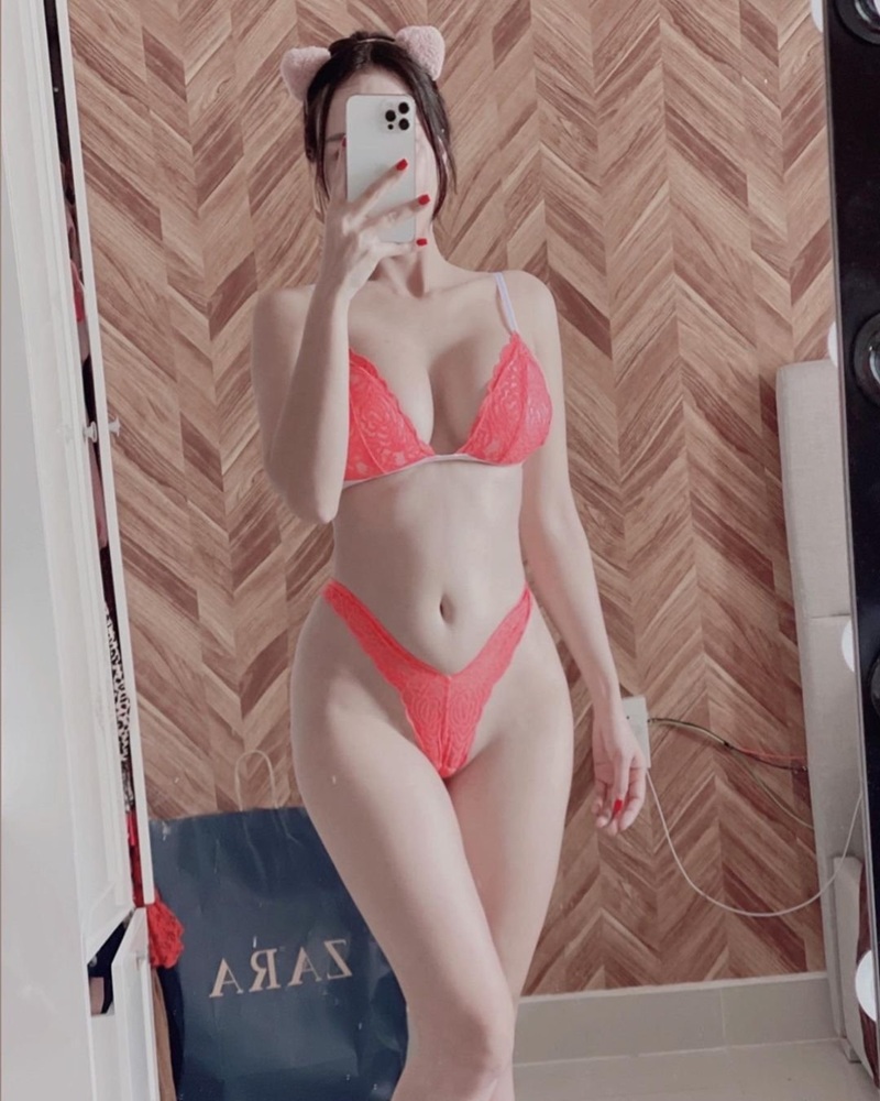 Hot girl Ngọc Elis diện bikini đỏ trong phòng
