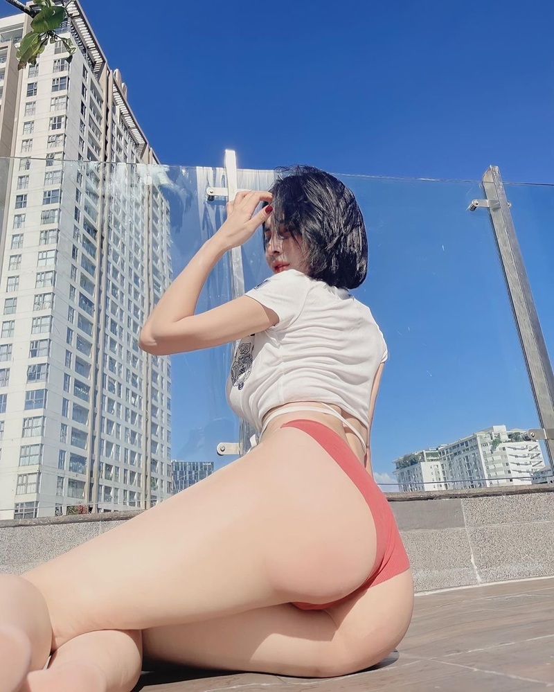 chụp ngoài trời với nền trời xanh, Hot girl Ngọc Elis