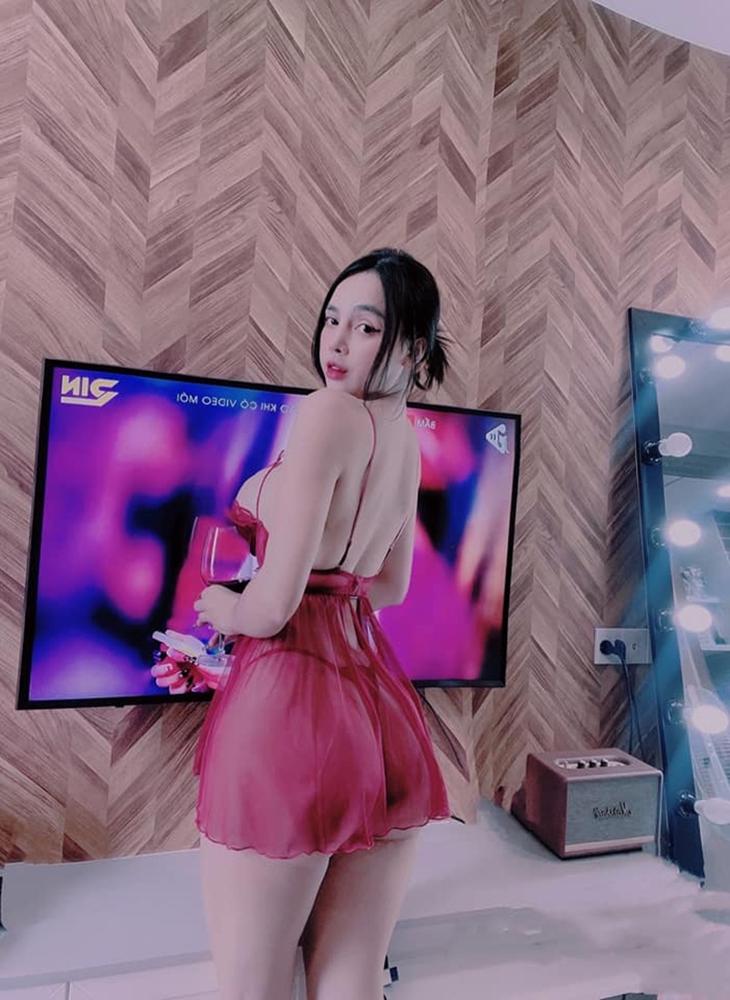 tạo dáng với váy hồng trước màn hình, Hot girl Ngọc Elis