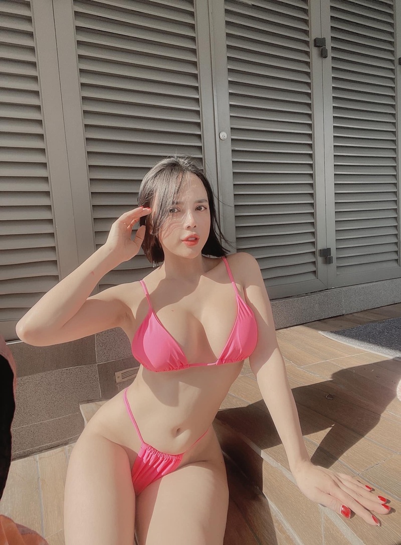 Hot girl Ngọc Elis diện bikini hồng ngoài trời