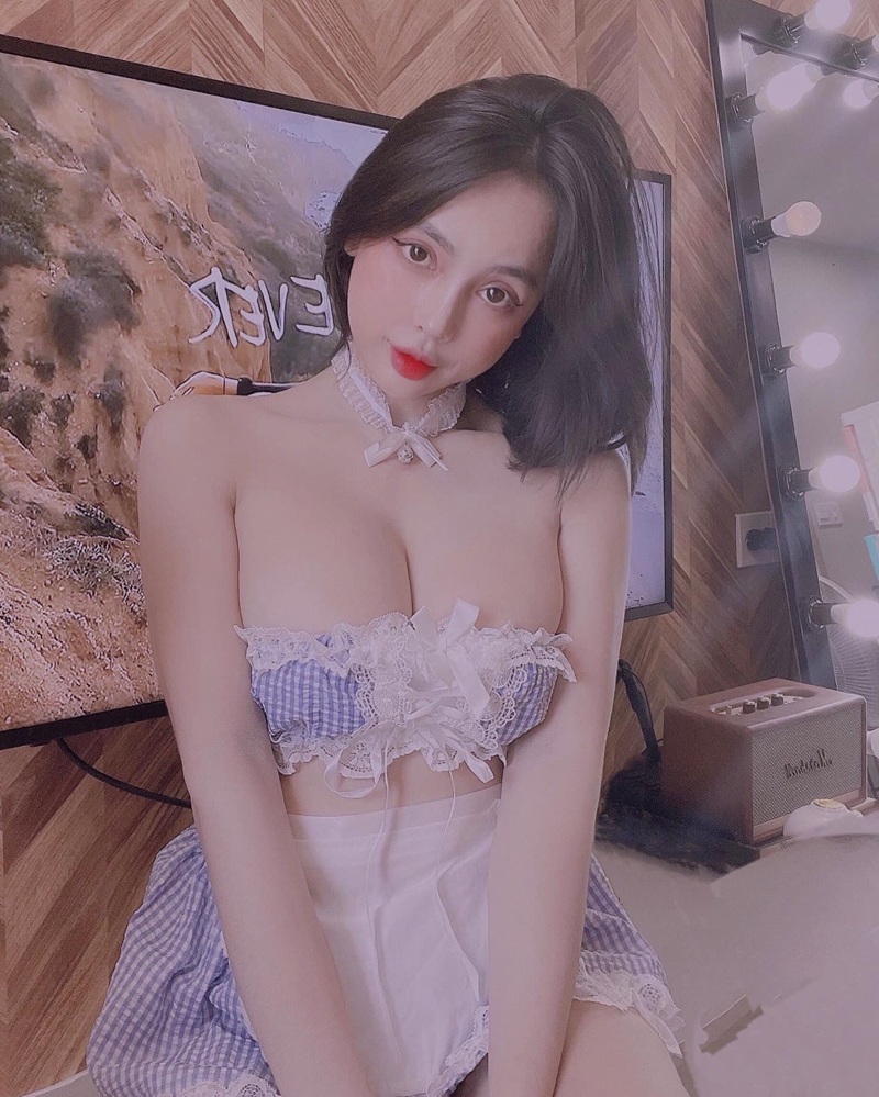 Hot girl Ngọc Elis chụp bên hồ bơi