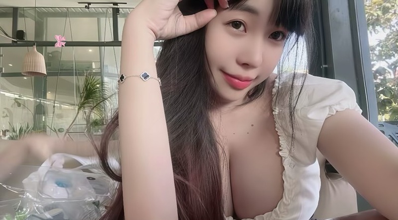 Nguyễn Mai Thảo Nguyên mặc váy ngủ mỏng ngồi bên cửa sổ