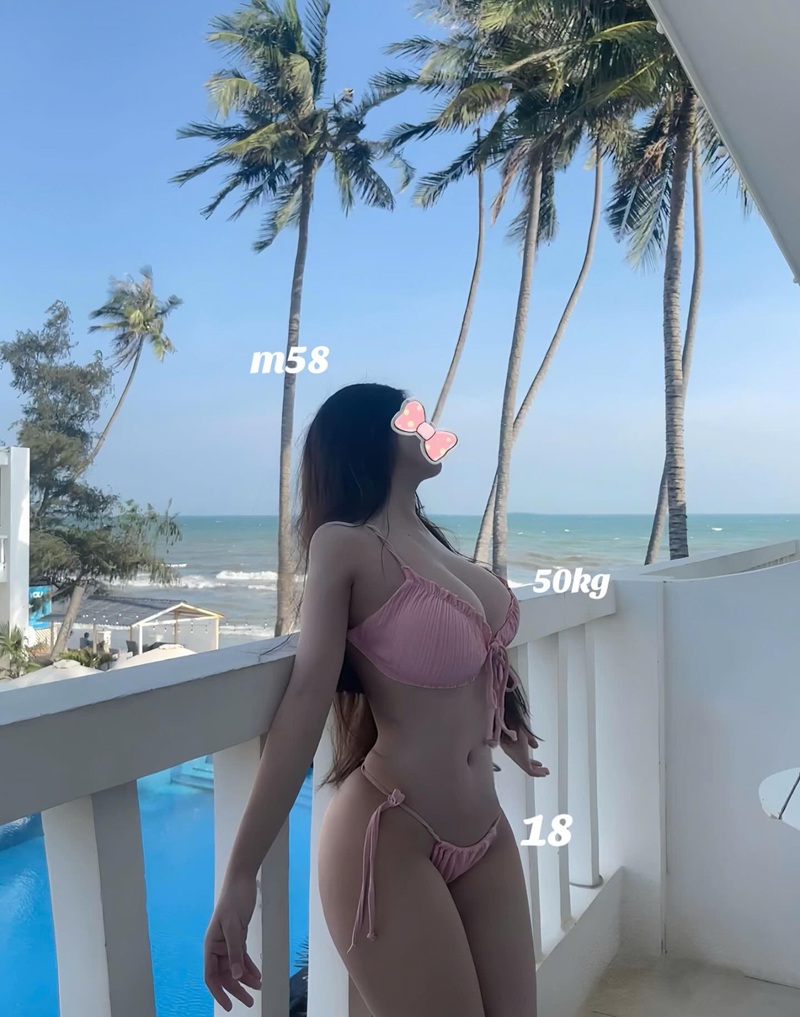 Cô gái mặc váy hồng ngắn đứng ngắm biển Nguyễn Mai Thảo Nguyên