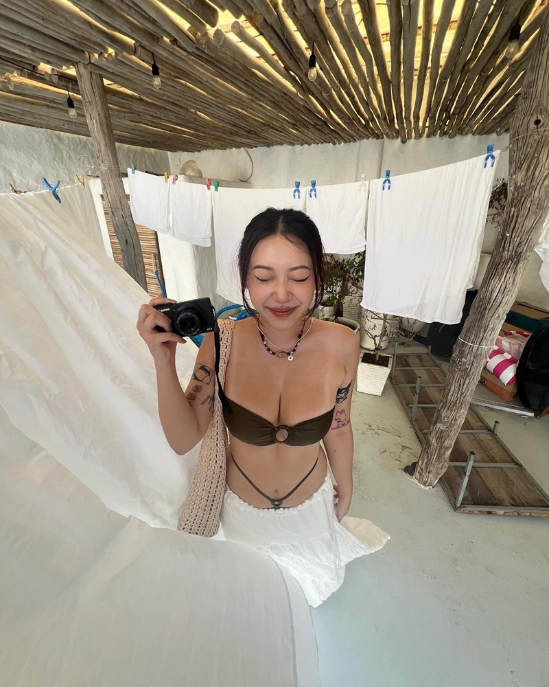 Phí Hồng Hà tạo dáng trong không gian nghỉ dưỡng