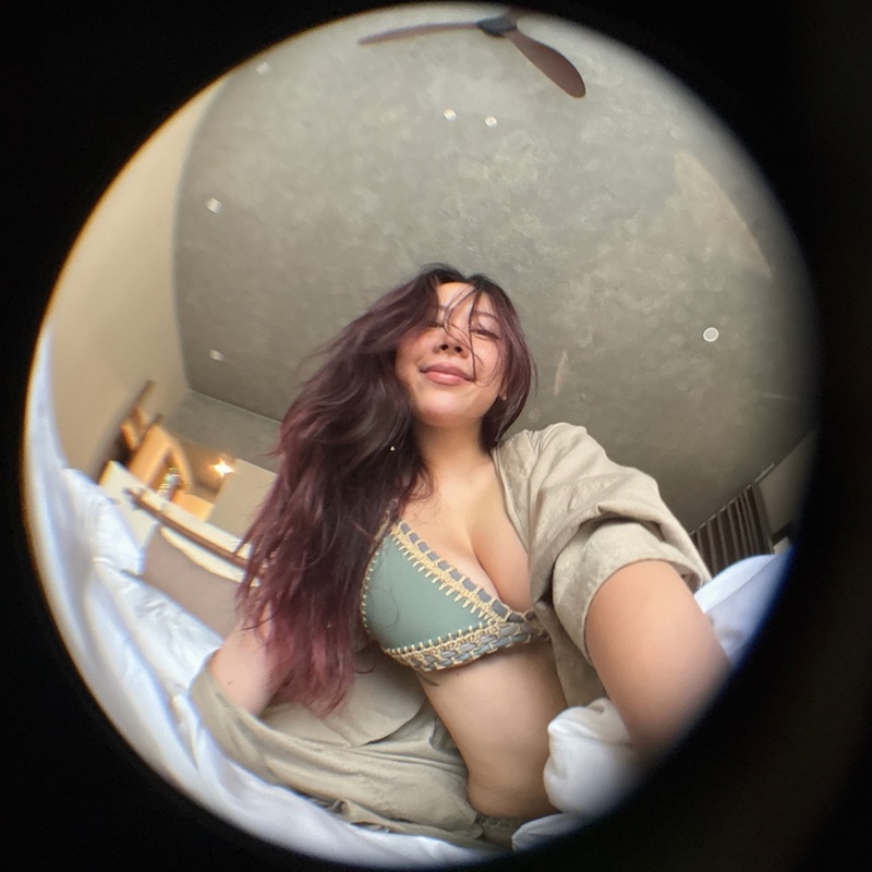 ảnh Phí Hồng Hà selfie với hiệu ứng lens tròn