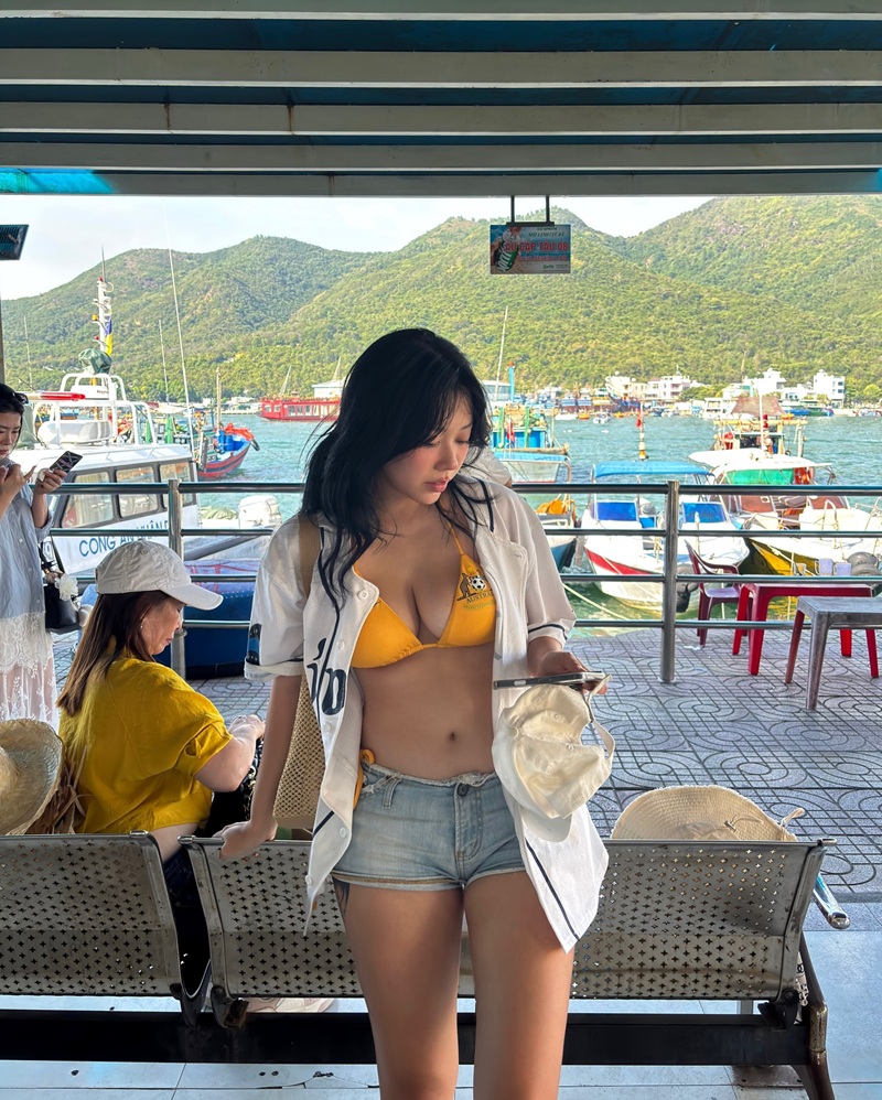 ảnh Phí Hồng Hà chụp tại quán cafe ven biển