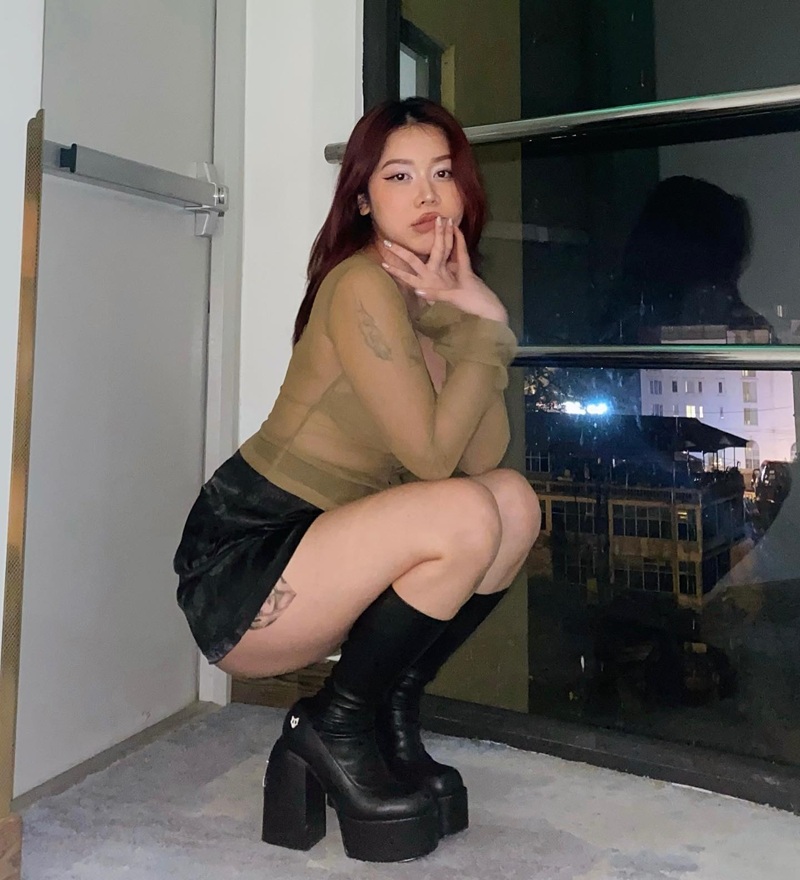 Phí Hồng Hà pose dáng trong outfit đời thường