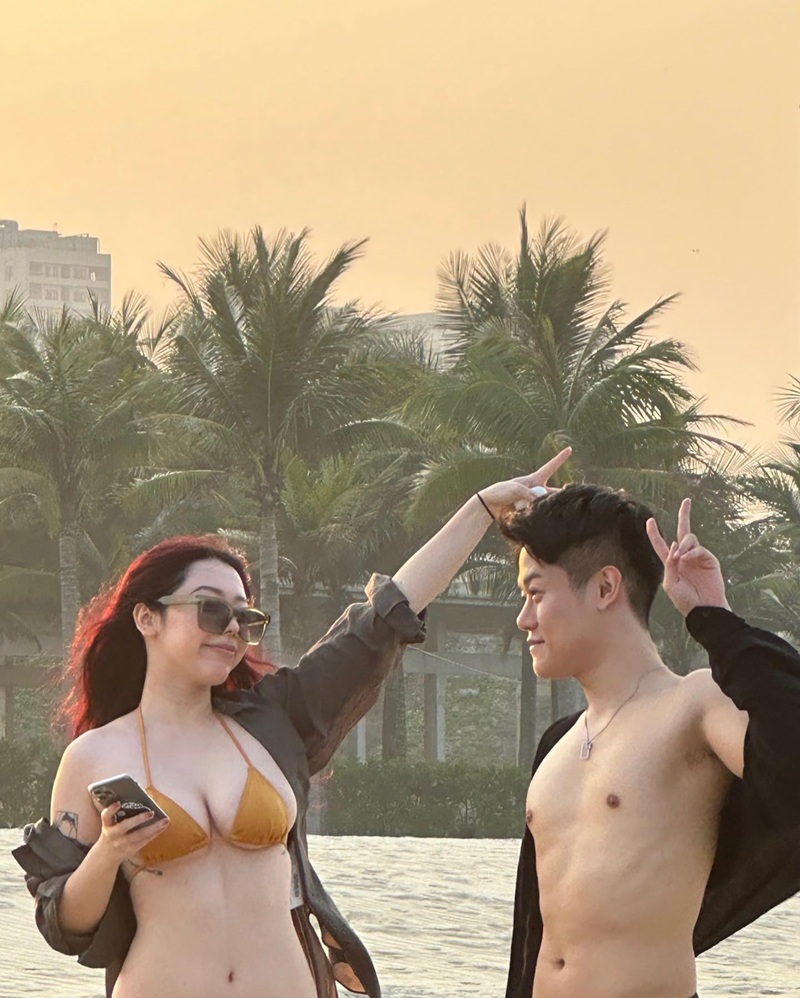 Phí Hồng Hà selfie cùng bạn trong chuyến đi