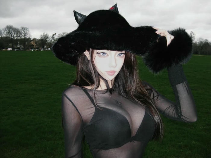 xuyên thấu khoe ngực