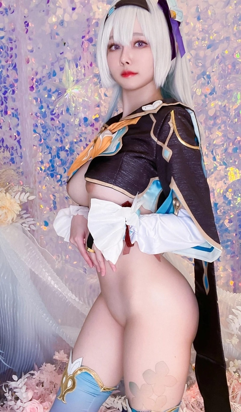 Ảnh Cosplay Firefly R34 vú to trắng muốt cầm kiếm